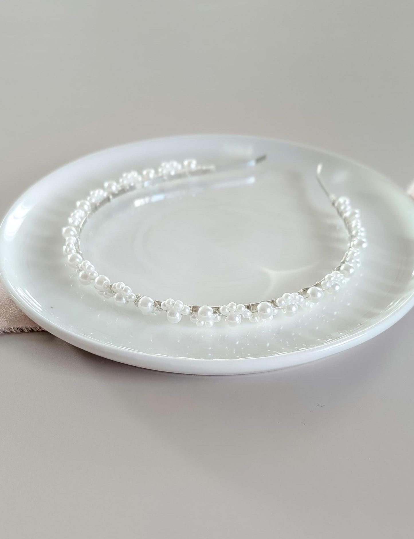 Lexi – Minimalist Pearl Bridal Headband