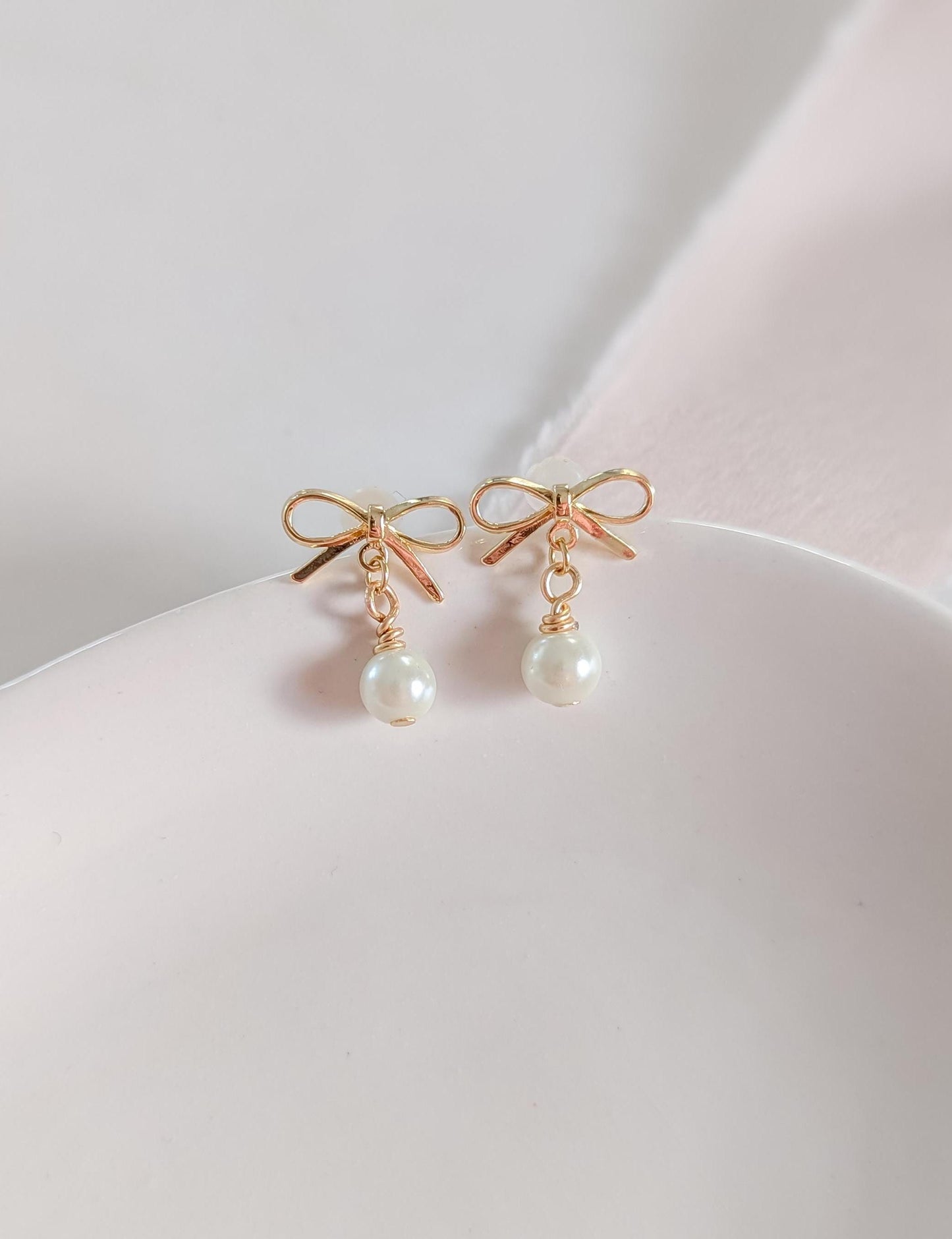 Nina - Pearl Bow Earrings Dainty 14k Gold Plated Bridal Studs