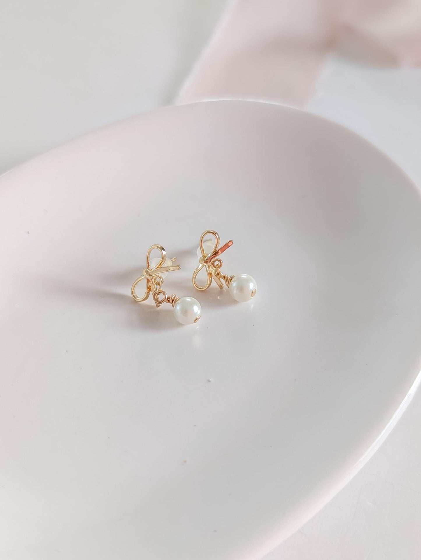 Nina - Pearl Bow Earrings Dainty 14k Gold Plated Bridal Studs